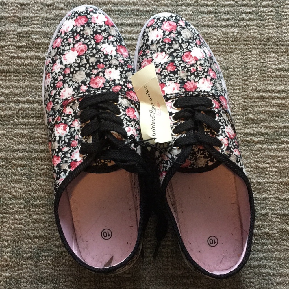 NWT 🔥🔥 Floral canvas tennis shoes